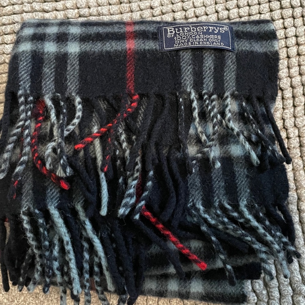 Burberrys cashmere scarf  NWOT condition. - Picture 2 of 2